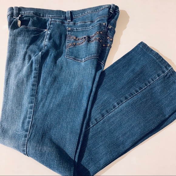 WHBM Flare Leg Mid-Rise Blue Jeans. - Picture 6 of 8